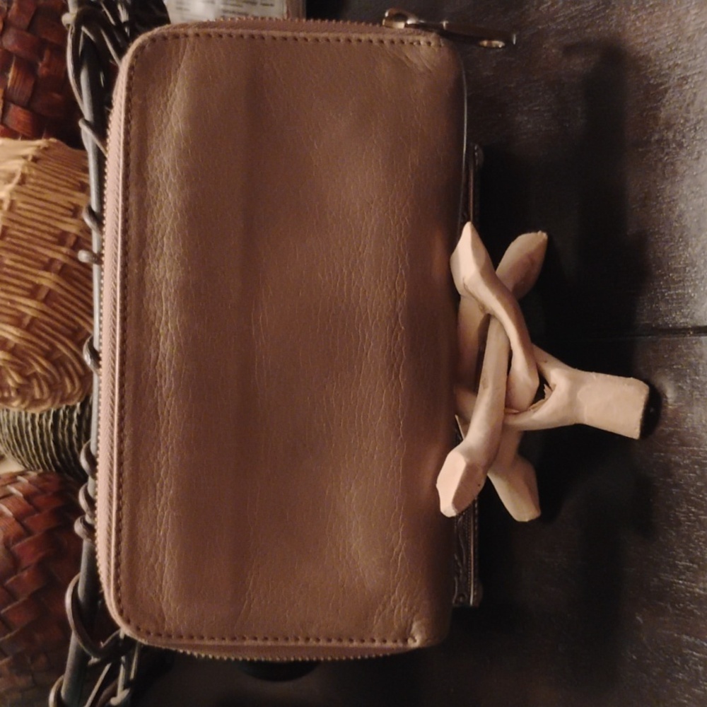 Chloe Leather Bow Wallet - Picture 2 of 10